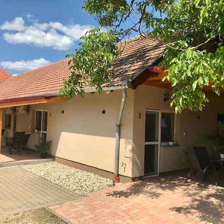 Lena Vendeghaz Hotel Balatonbereny Ngoại thất bức ảnh
