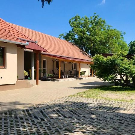 Lena Vendeghaz Hotel Balatonbereny Ngoại thất bức ảnh