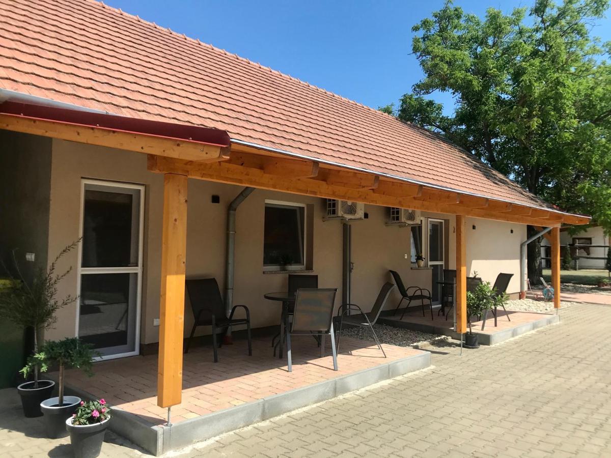 Lena Vendeghaz Hotel Balatonbereny Ngoại thất bức ảnh