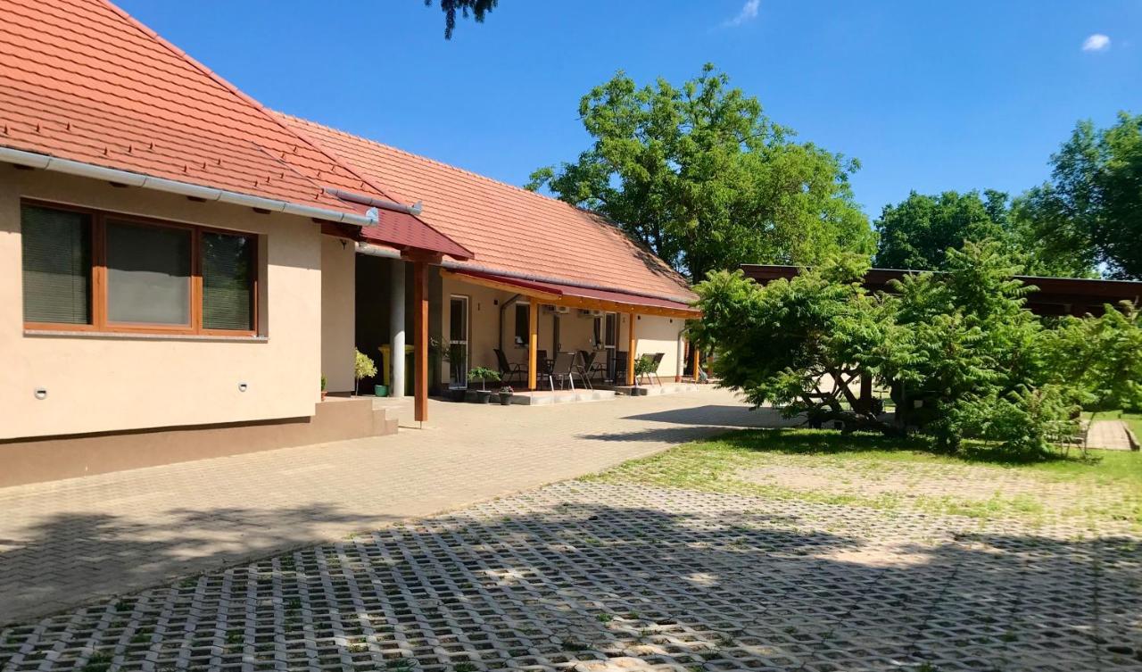 Lena Vendeghaz Hotel Balatonbereny Ngoại thất bức ảnh